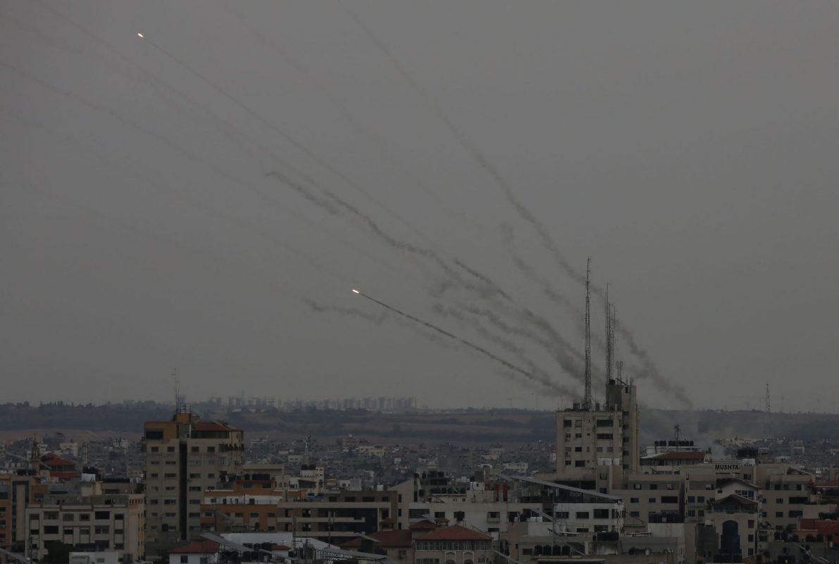 Mísseis disparados pelo Hamas contra Israel: ofensiva sem precedentes veio, pela primeira vez, por terra, mar e ar (Foto: Ashraf Amra / Anadolu Agency / AFP)