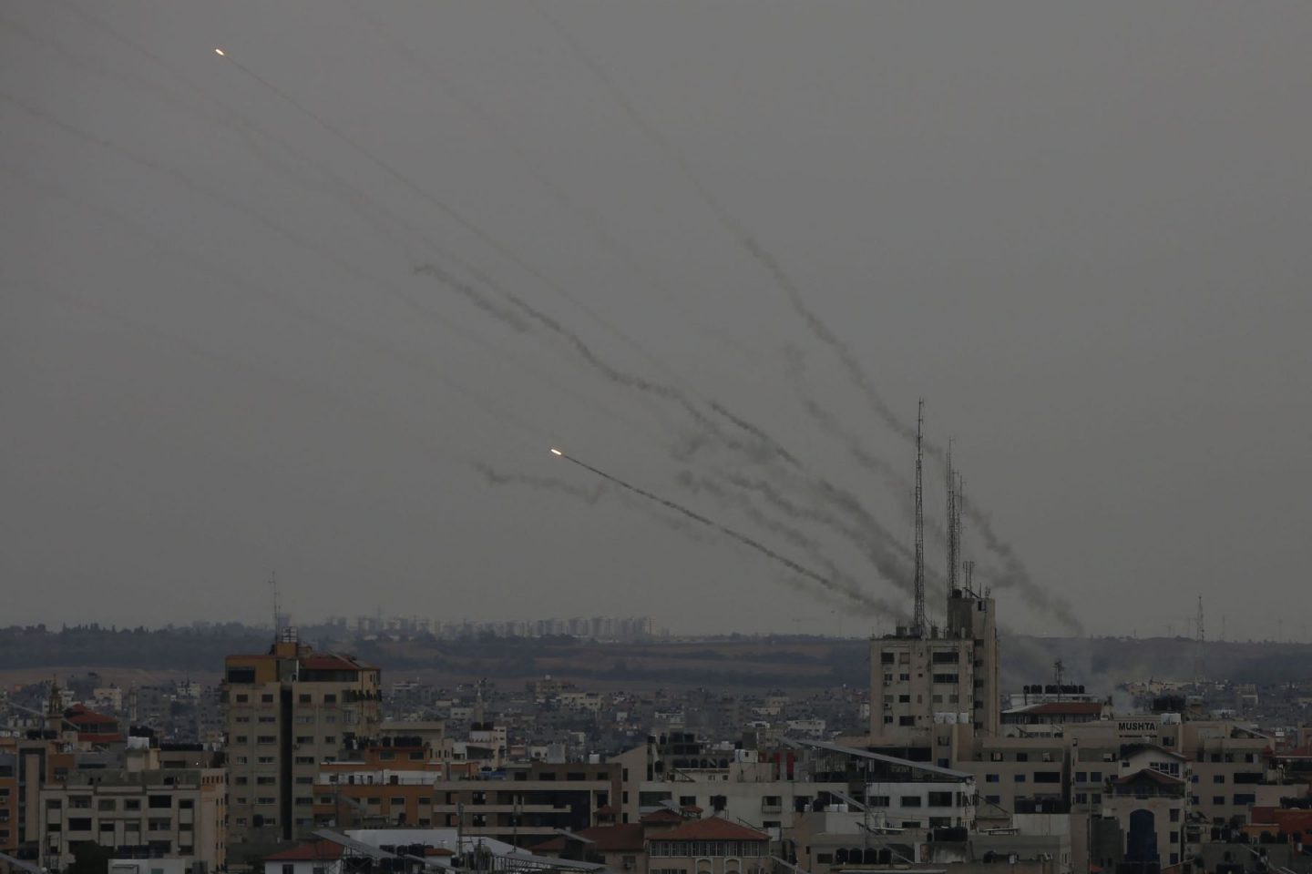 Mísseis disparados pelo Hamas contra Israel: ofensiva sem precedentes veio, pela primeira vez, por terra, mar e ar (Foto: Ashraf Amra / Anadolu Agency / AFP)