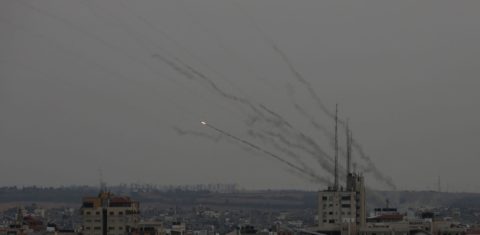 Mísseis disparados pelo Hamas contra Israel: ofensiva sem precedentes veio, pela primeira vez, por terra, mar e ar (Foto: Ashraf Amra / Anadolu Agency / AFP)