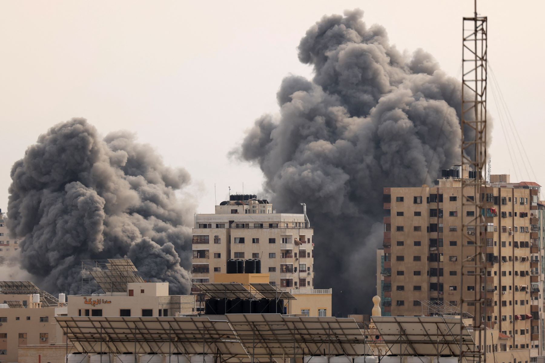 Gaza bombardeada pela Força Aérea de Israel: exército israelense recuperou gradualmente o controle do seu território invadido pelos guerrilheiros do Hamas (Foto: Mahmud Hams / AFP)
