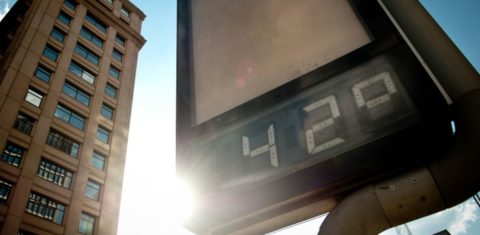 Termômetro ao sol marca 42 graus em São Paulo: capital teve início de primavera mais quente desde o início das medições (Foto: Marcelo Camargo / Agência Brasil)