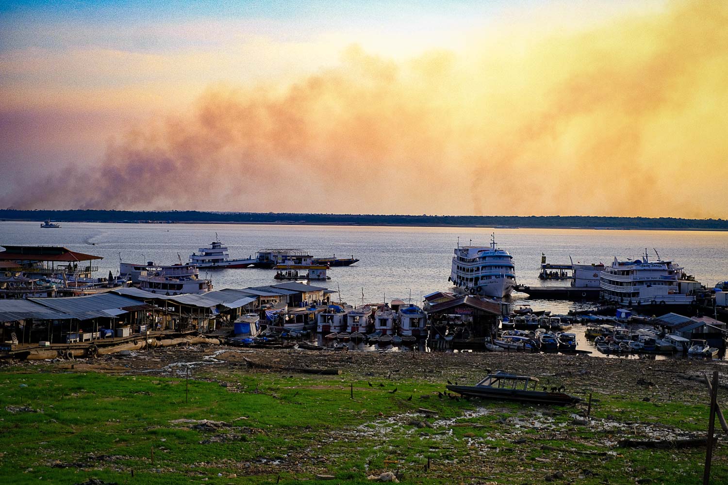 Queimadas vistas da Feira da Panair, às margens do Rio Amazonas, em Manaus, na semana passada: temporada de fogo e recorde de incêndios (Foto: Alberto César Araújo/ Amazônia Real)