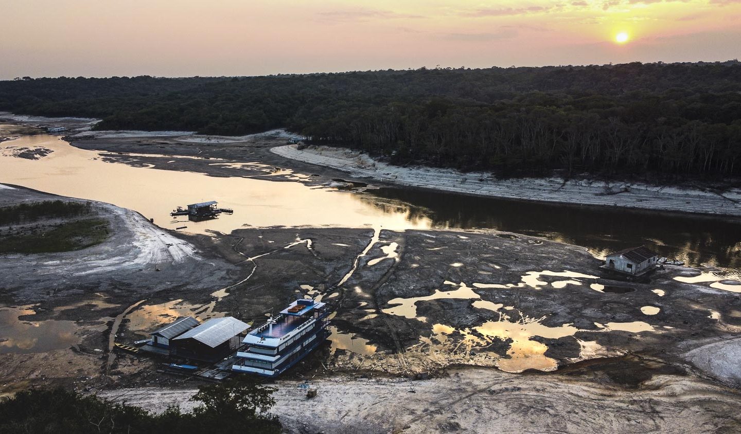 Estiagem afeta os portos e acessos a comunidades próximas do rio Tarumã-Açu, em Manaus: nota do MapBiomas alerta que Amazonas tem a menor superfície de água desde 2018 (Foto: Juliana Pesqueira / Amazônia Real - 08/10/2023)