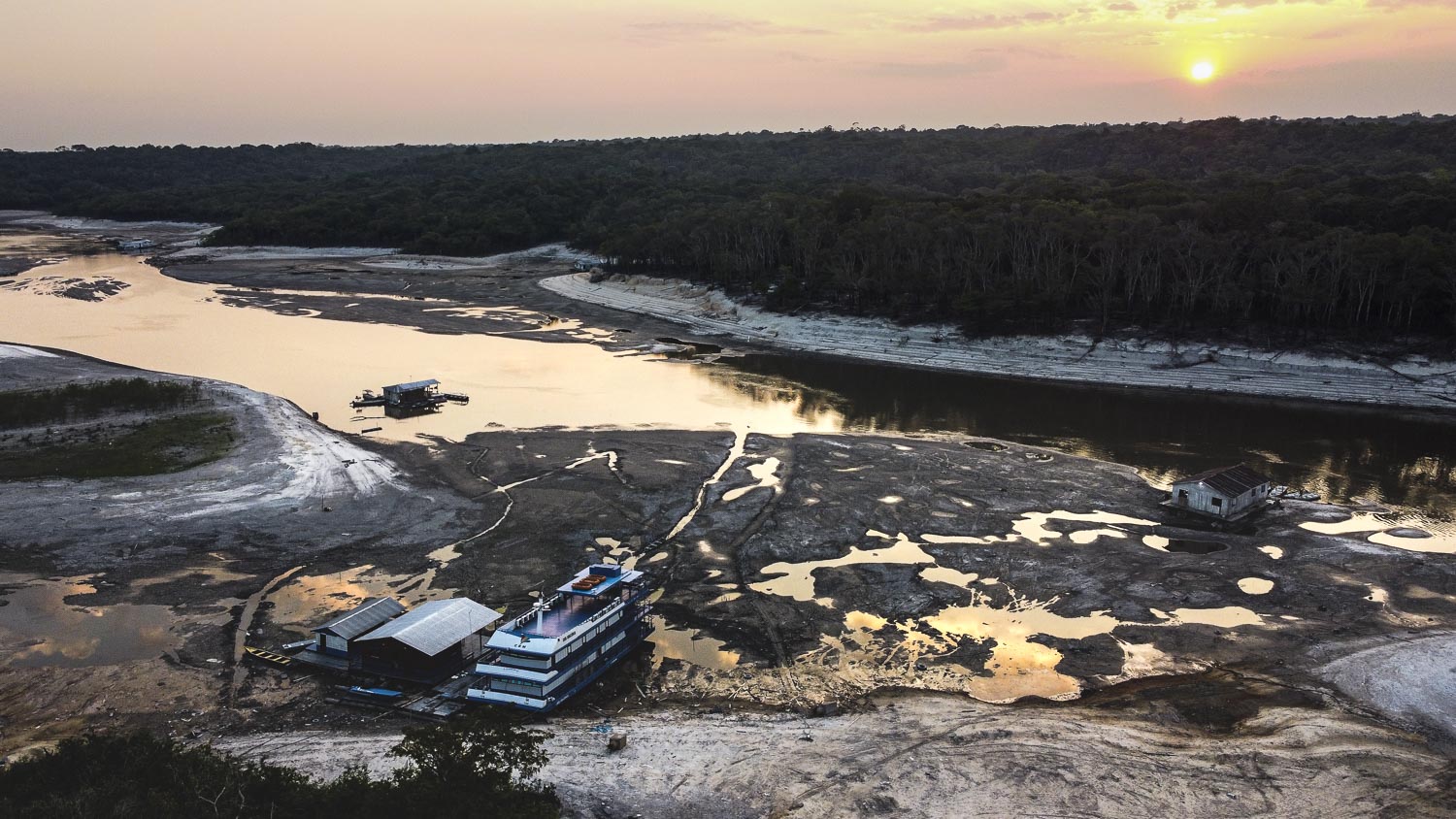 Estiagem afeta os portos e acessos a comunidades próximas do rio Tarumã-Açu, em Manaus: nota do MapBiomas alerta que Amazonas tem a menor superfície de água desde 2018 (Foto: Juliana Pesqueira / Amazônia Real - 08/10/2023)