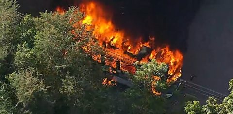 Ônibus incendiado na Zona Oeste do Rio: região sofre com guerra entre milícias e confronto de milicianos e traficantes (Foto: Reprodução/Globonews)