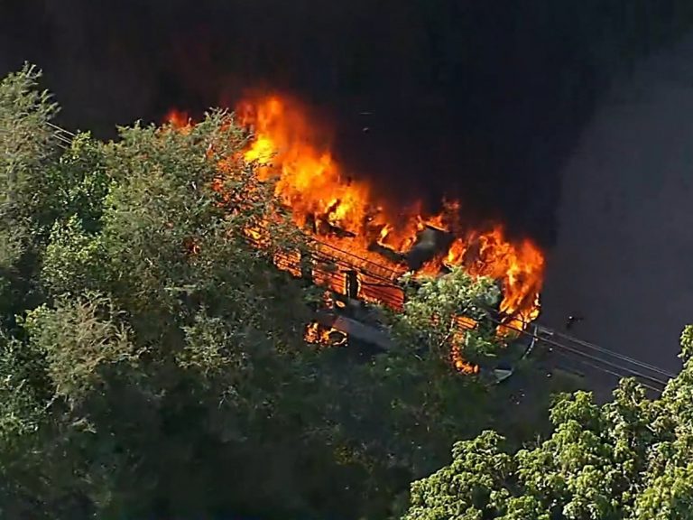 Ônibus incendiado na Zona Oeste do Rio: região sofre com guerra entre milícias e confronto de milicianos e traficantes (Foto: Reprodução/Globonews)
