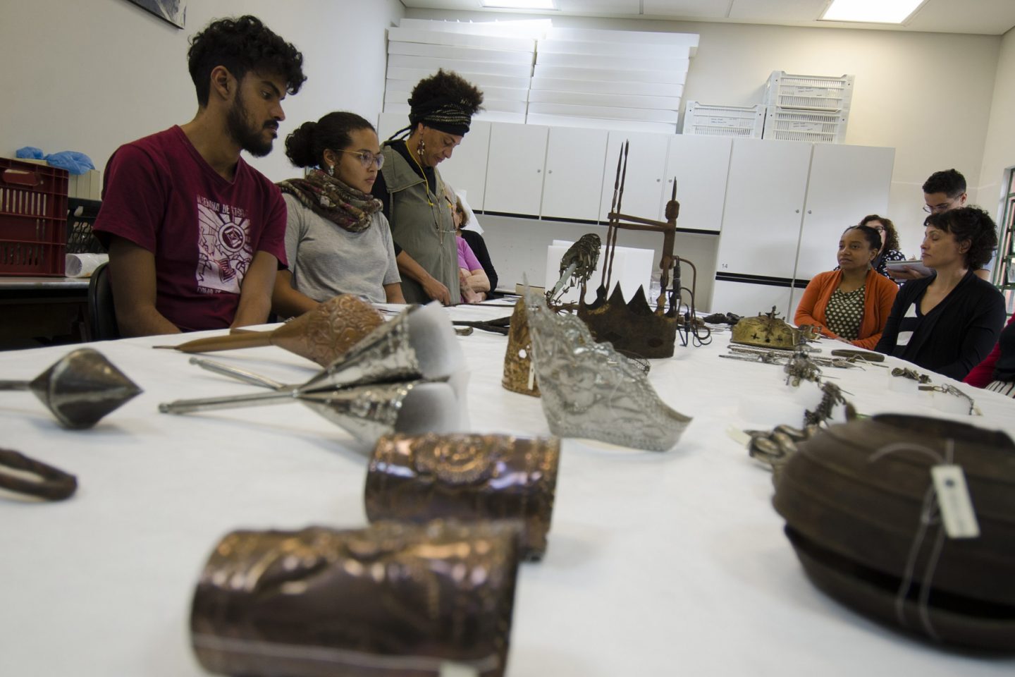 Pesquisadores fazem análise do acervo Africano e Afro-brasileiro do MAE-USP. Foto Ader Gotardo