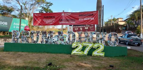 Pórtico no acesso a Córrego do Feijão: mau gosto e constrangimento. Foto Aydano André Motta