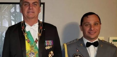 Mauro Cid e Bolsonaro: ajudante de ordens fraudou carteira de vacinação por ordem do então presidente. Reprodução Facebook