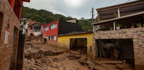 Lama e rejeitos nas ruas da Vila Sahy, uma das localidades mais afetadas por fortes chuvas em fevereiro deste ano no município de São Sebastião, em São Paulo. Foto André Lucas / Alamy