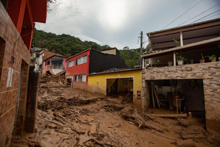 Lama e rejeitos nas ruas da Vila Sahy, uma das localidades mais afetadas por fortes chuvas em fevereiro deste ano no município de São Sebastião, em São Paulo. Foto André Lucas / Alamy