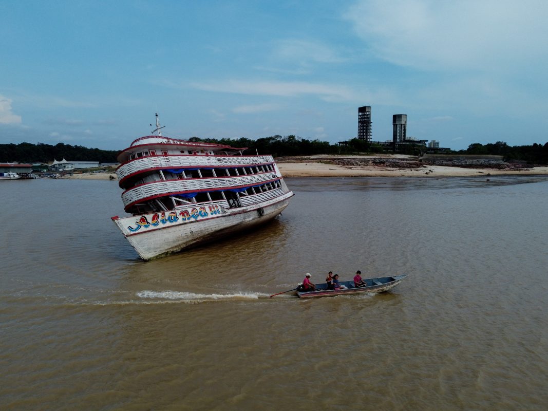 Balsa encalhada na Marina do Davi, em ancoradouro do rio Negro, Manaus (AM): crise climática causa onda global de calor e o degelo dos polos (Foto: Michael Dantas / AFP -16/10/2023)