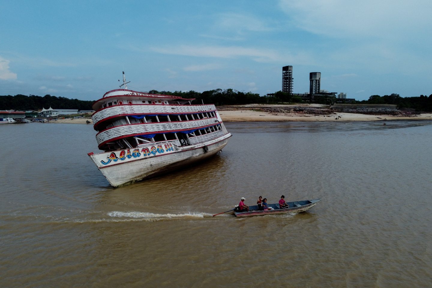 Balsa encalhada na Marina do Davi, em ancoradouro do rio Negro, Manaus (AM): crise climática causa onda global de calor e o degelo dos polos (Foto: Michael Dantas / AFP -16/10/2023)