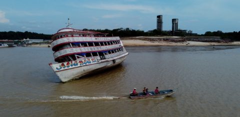 Balsa encalhada na Marina do Davi, em ancoradouro do rio Negro, Manaus (AM): crise climática causa onda global de calor e o degelo dos polos (Foto: Michael Dantas / AFP -16/10/2023)
