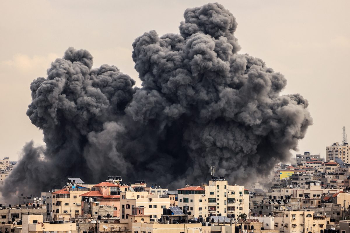 Fumaça negra provocada pelos ataques de Israel domina a cidade de Gaza: milhares de mortos numa guerra ainda muito longe do fim. Foto Mahmud Hams/AFP