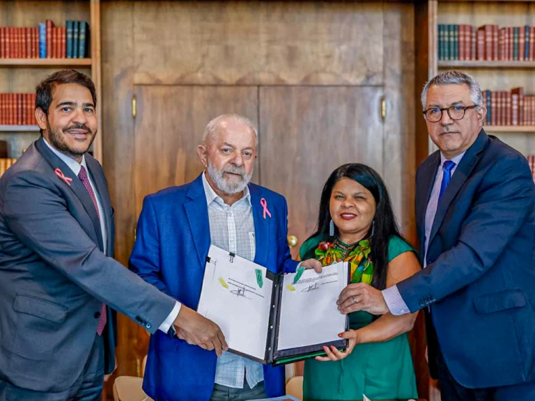 Lula ao lado dos ministros Jorge Messias da AGU, Sônia Guajajara (Povos Originários) Alexandre Padilha, Relações Institucionais: veto ao marco temporal com sanção de alguns pontos do projeto aprovado no Congresso (Foto: Ricardo Stuckert / PR)