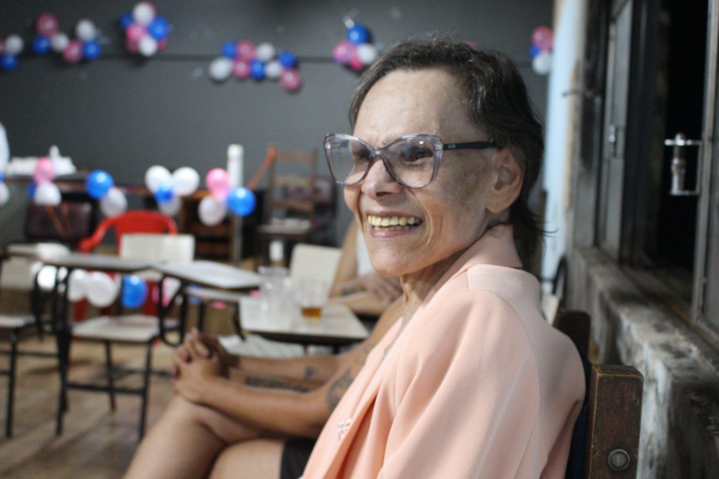 A história e as vitórias de Sissy Kelly, travesti sexagenária que enfrentou a ditadura, a prostituição, o HIV e as ruas