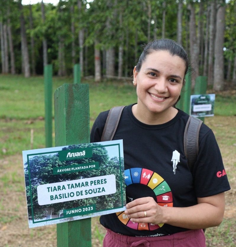 Tiara Peres, analista ambiental da Caloi, plantou um Ipê em junho deste ano. Foto Divulgação Tree Earth