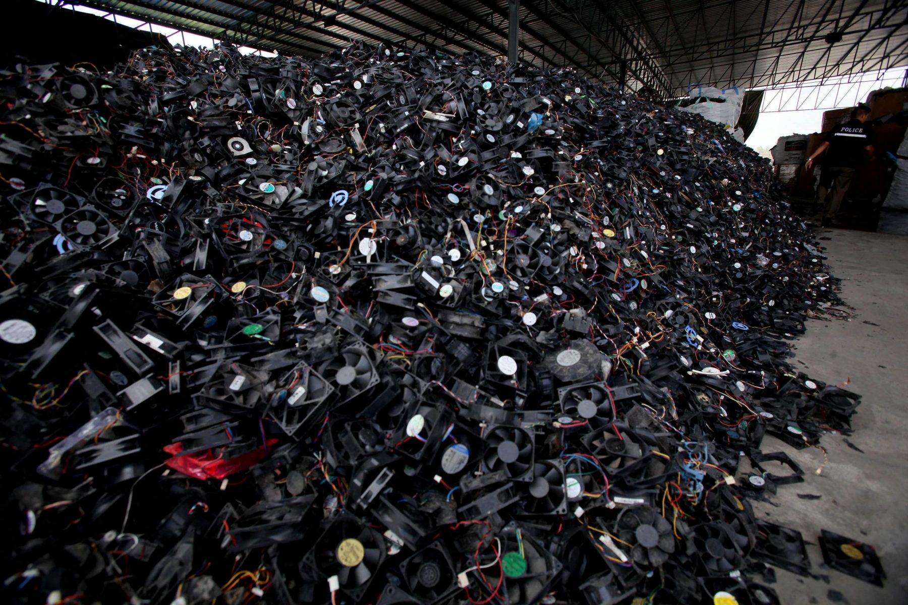 Um monte de lixo eletrônico é encontrado durante uma inspeção na Orrada Factory Land, uma usina de reciclagem de lixo no distrito de Lam Luk Ka, na Tailândia. Foto Apichit Jinakul/Bangkok Post via AFP