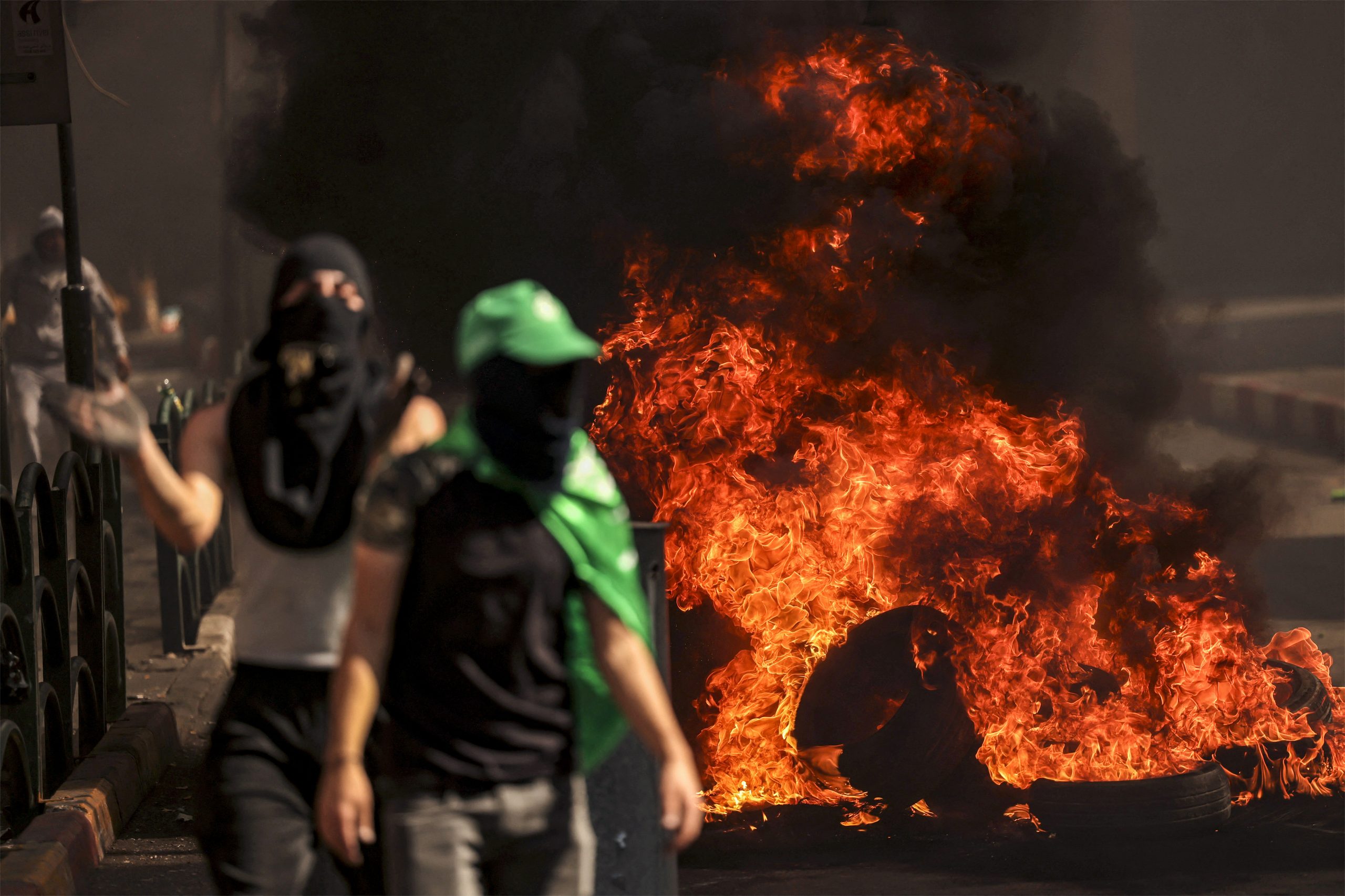 Palestinos protestam contra Israel incendiando pneus em Hebron: espiral de violência crescente. Foto Hazem Bader/AFP