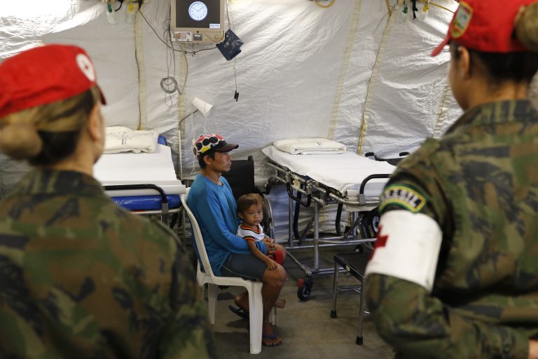 Atendimento aos indígenas Yanomami em Hospital de Campanha da FAB: escalada nas notificações, associada ao avanço do garimpo ilegal (Foto: Fernando Frazão /Agência Brasil)