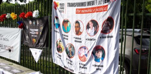 Protesto na porta de fórum em Fortaleza pede justiça para vítimas da Chacina do Curió: 34 PMs serão julgados pelo assassinato de 11 jovens (Foto: Rannjon Mikael / TJ-CE)