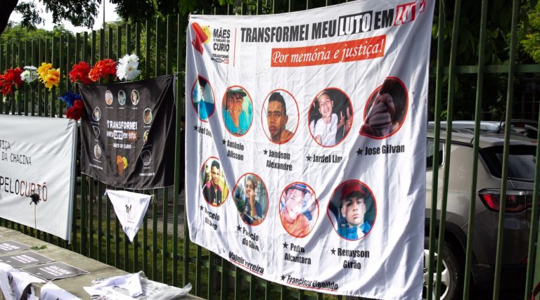 Protesto na porta de fórum em Fortaleza pede justiça para vítimas da Chacina do Curió: 34 PMs serão julgados pelo assassinato de 11 jovens (Foto: Rannjon Mikael / TJ-CE)
