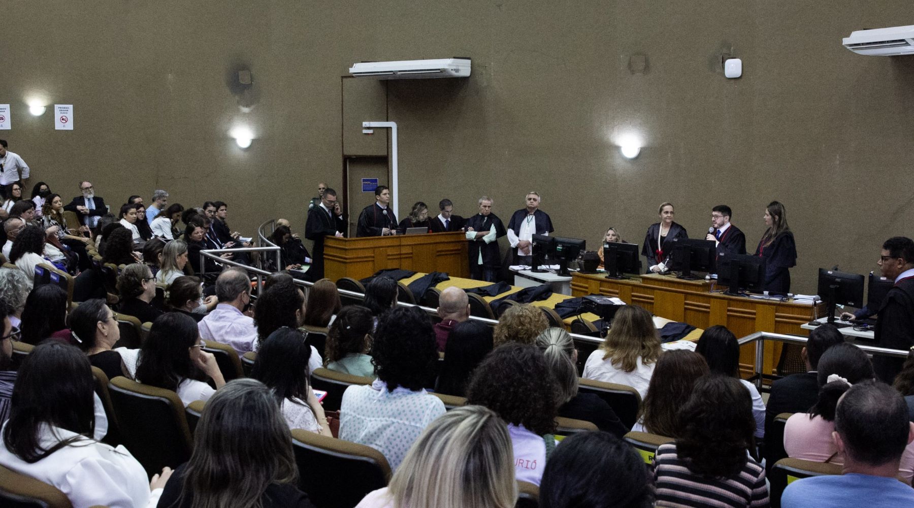 Tribunal lotado para o julgamento das quatro primeiros réus da Chacina do Curió: são três ações penais com um total de 34 PMs como acusados (Foto: Rannjon Mikael / TJ-CE)