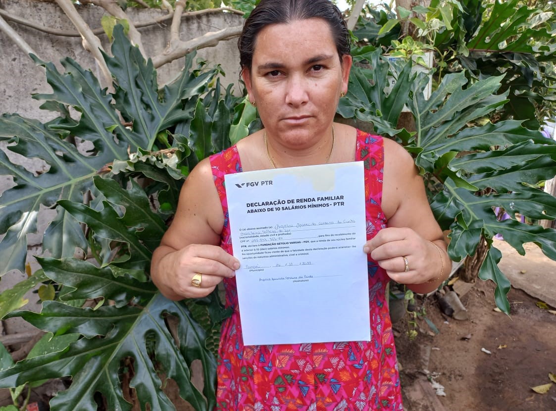 A agricultora Angélica Cordeiro, sem renda após rompimento da barragem da Vale, mostra documento: quatro anos em busca de renda para reparação (Foto: Arquivo Pessoal)