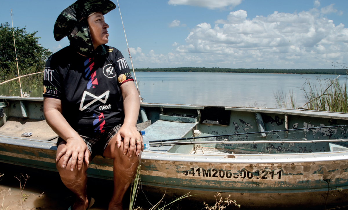 A pescadora Quésia em seu barco: sem poder pescar após rompimento da barragem da Vale e com dificuldade de comprovar moradia (Foto: Daniela Paoliello / Acervo Guaicuy)