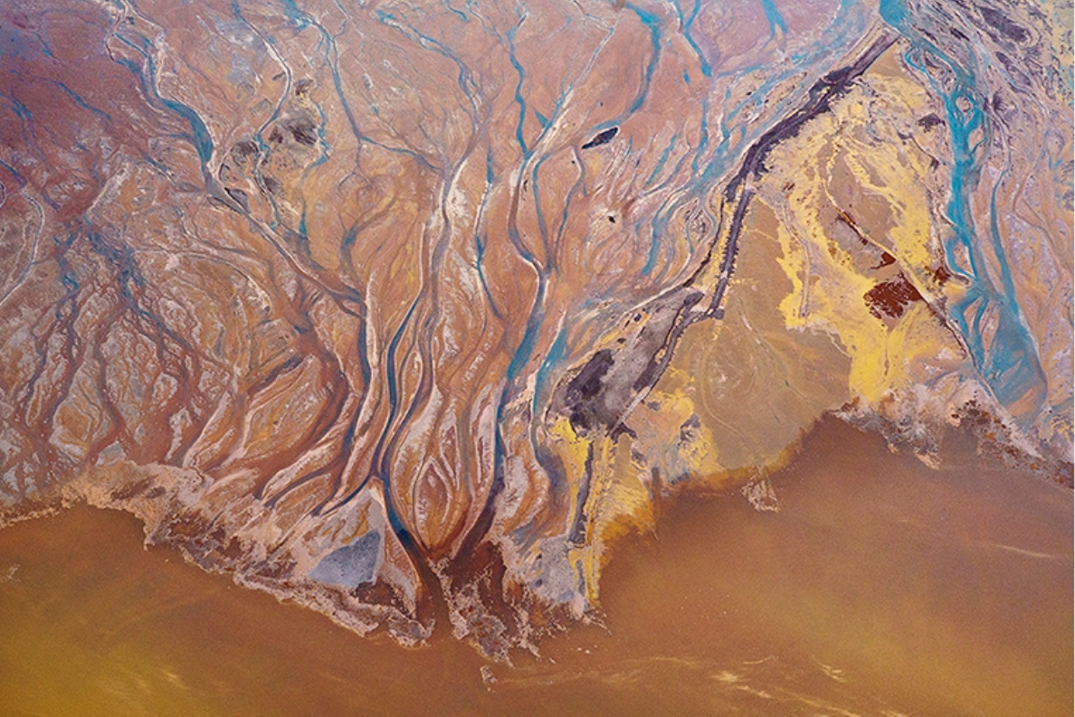 Documentário usa imagem aérea em que pintura abstrata revela-se mar de rejeitos: impacto visual e denúncia socioambiental (Foto: Julia Pessoa / Divulgação)