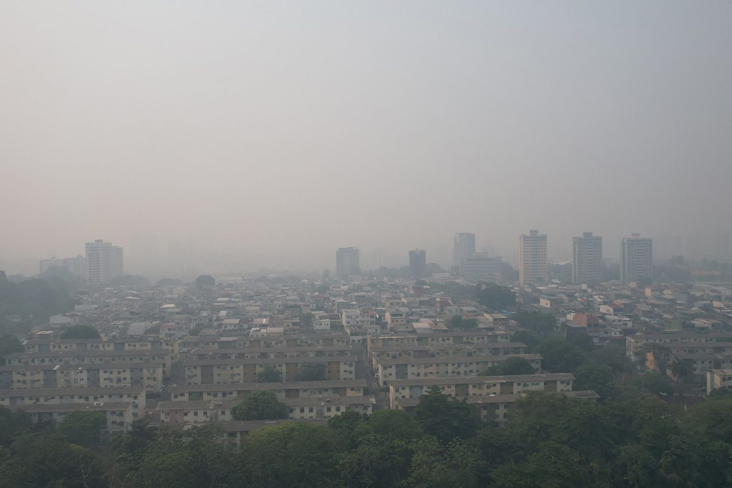 Manaus coberta pela fumaça das queimadas: atraso na chegada da estação das chuvas na Amazônia (Foto: Alberto César Almeida / Amazônia Real)