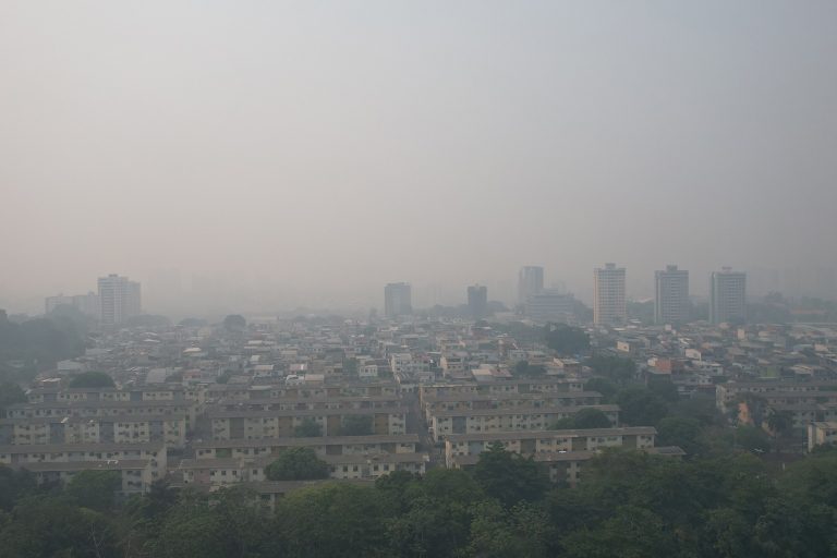 Manaus coberta pela fumaça das queimadas: atraso na chegada da estação das chuvas na Amazônia (Foto: Alberto César Almeida / Amazônia Real)