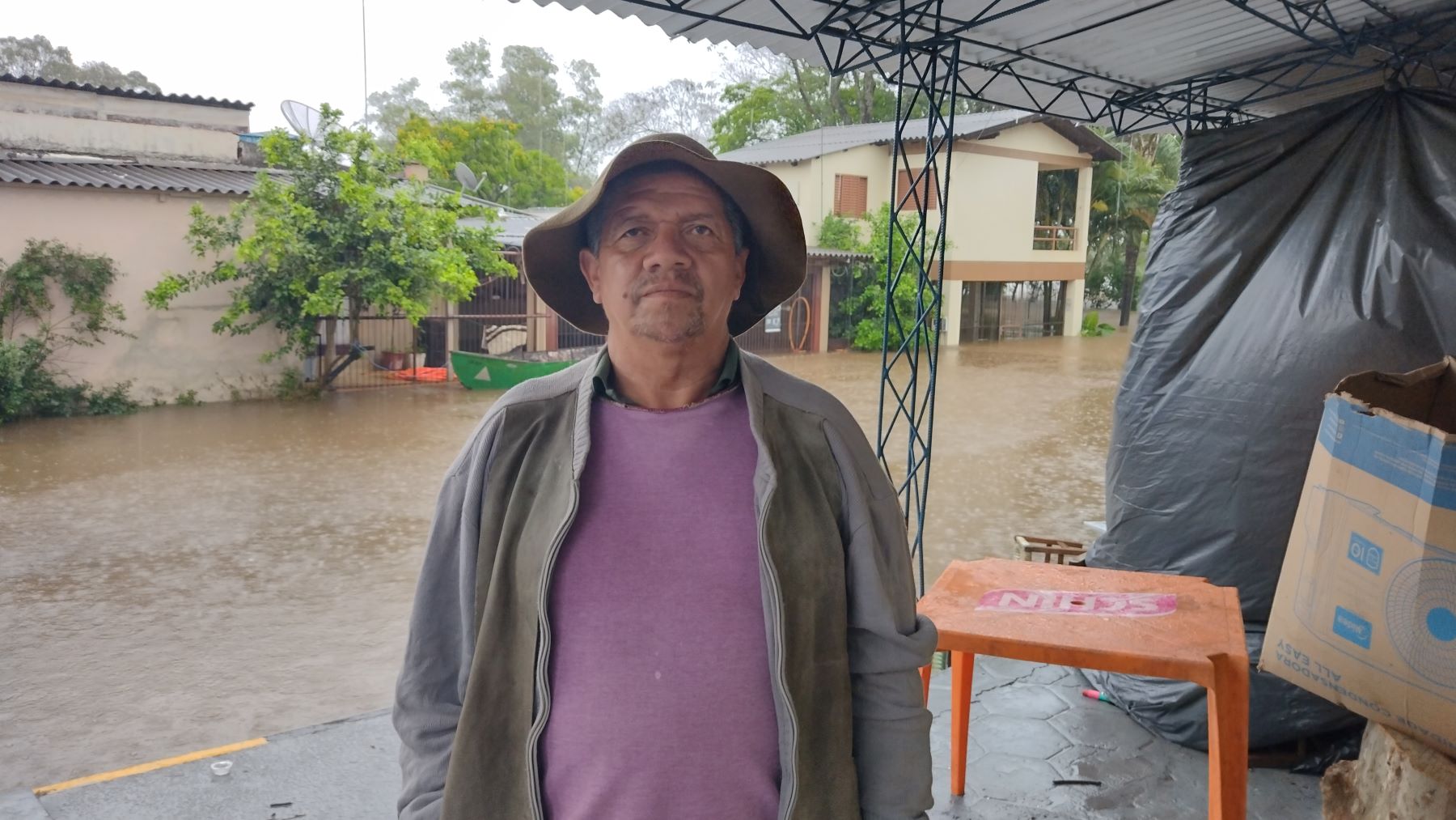 O comerciante José Luís em área inundada de São Borja: "essas enchentes afetam muito a população ribeirinha; todo mundo que mora aqui tem que sair de casa" (Foto: Micael Olegário)