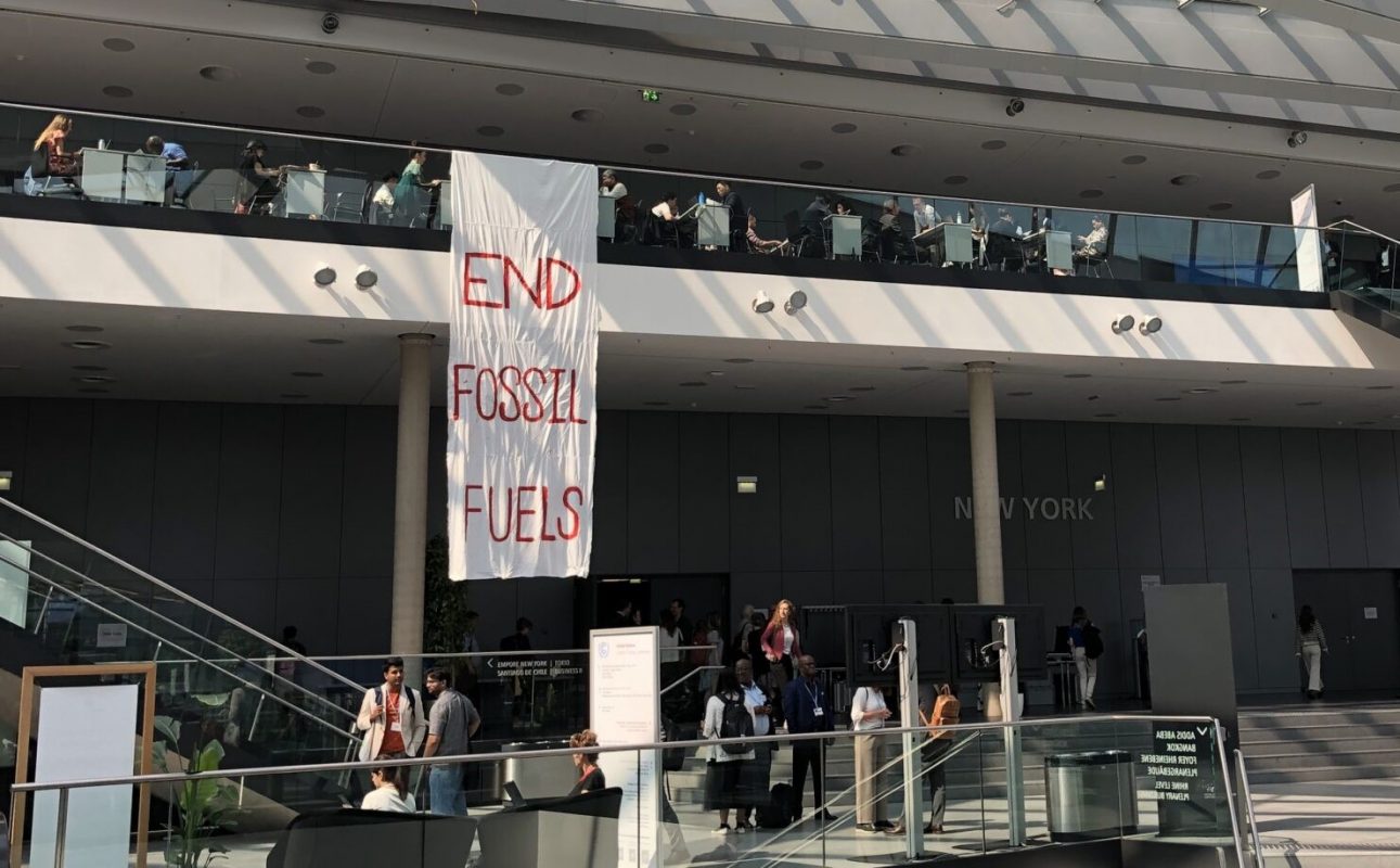 Faixa pede fim de combustíveis fósseis durante conferência do clima em Bonn: contribuições dos países levariam a uma redução de apenas 2% nas emissões em 2030 (Foto: Claudio Angelo/OC - 10/06/2023)