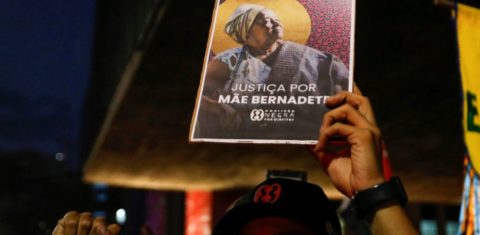 Protesto contra a morte de mãe Bernadete, assassinada no dia 17 de agosto, na sede da associação quilombola, em Simões Filho, na região metropolitana de Salvador: 32 líderes quilombolas foram mortos entre 2018 e 2022 e Mãe Bernardete foi uma das sete vítimas registradas em levantamento preliminar em 2023 (Foto: Paulo Pinto/Agência Brasil - 24/08/2023)