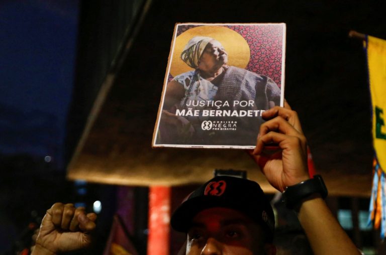 Protesto contra a morte de mãe Bernadete, assassinada no dia 17 de agosto, na sede da associação quilombola, em Simões Filho, na região metropolitana de Salvador: 32 líderes quilombolas foram mortos entre 2018 e 2022 e Mãe Bernardete foi uma das sete vítimas registradas em levantamento preliminar em 2023 (Foto: Paulo Pinto/Agência Brasil - 24/08/2023)