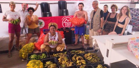 Voluntários organizam a chegada dos alimentos para a cozinha comunitária do MTST. Foto: Danúbia Gardênia