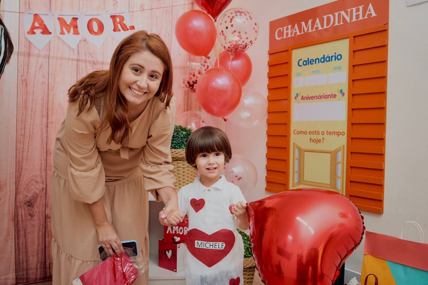 A professora Michelle dos Santos, mãe do Theo, de dois anos, e do Samuel, de 6, já tentou vários tipos de estratégia para ajudar na alimentação dos filhos. Foto Arquivo Pessoal