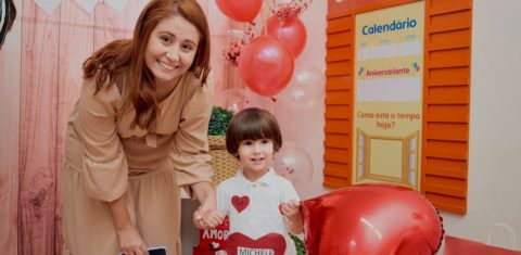 A professora Michelle dos Santos, mãe do Theo, de dois anos, e do Samuel, de 6, já tentou vários tipos de estratégia para ajudar na alimentação dos filhos. Foto Arquivo Pessoal