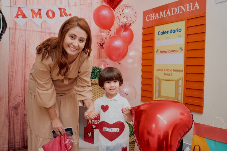 A professora Michelle dos Santos, mãe do Theo, de dois anos, e do Samuel, de 6, já tentou vários tipos de estratégia para ajudar na alimentação dos filhos. Foto Arquivo Pessoal