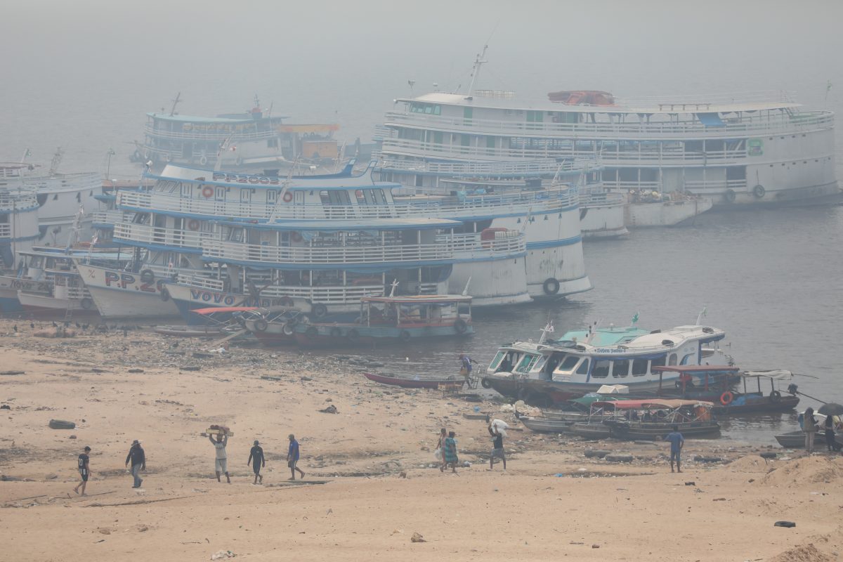 Barcos permanecem ancorados no porto de Rio Negro enquanto a fumaça dos incêndios na floresta amazônica cobre a área de Manaus, no Amazonas. Foto Michael Dantas/AFP. Outubro de 2023