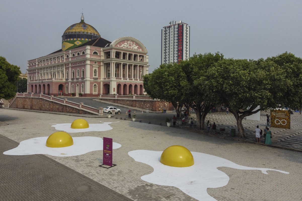 No centro de Manaus, a instalação Eggcident, do artista holandês Henk Hofstra, alerta para os riscos do colapso socioambiental que ameaça o planeta. Foto Suamy Beydoun/AGIF via AFP