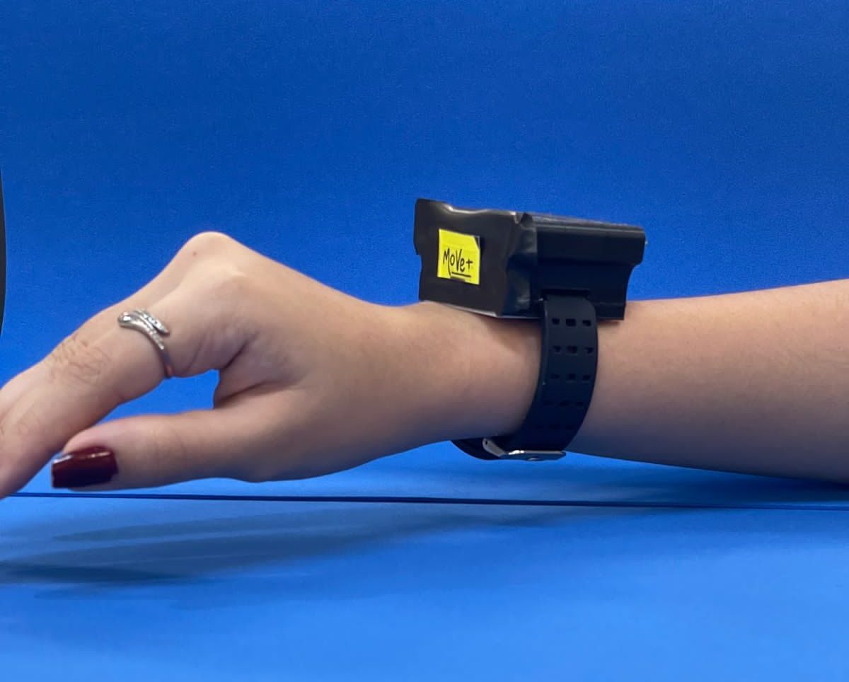 Alunos do Centro de Ensino Sesi Gama, do Distrito Federal. criaram uma pulseira que armazena energia gerada pelo movimento do corpo e que pode ser usada para recarregar celulares. Foto MovePlus