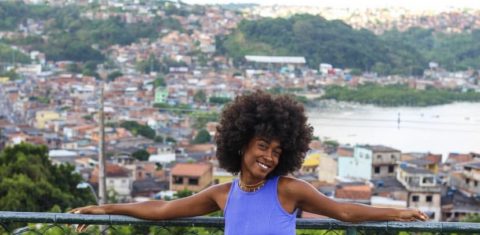 Kananda Eller no bairro da periferia de Salvador, onde nasceu: “A minha avó dormiu dois dias numa fila para que eu pudesse ter acesso ao SESI". Foto Instagram