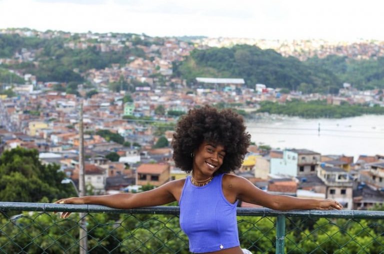 Kananda Eller no bairro da periferia de Salvador, onde nasceu: “A minha avó dormiu dois dias numa fila para que eu pudesse ter acesso ao SESI". Foto Instagram
