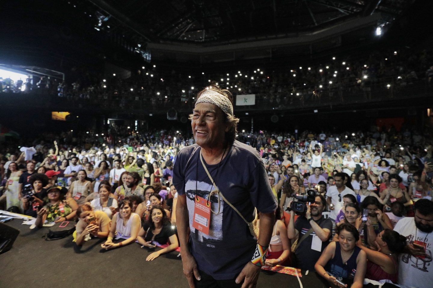 Ailton Krenak posa em frente ao auditório lotado do Congresso Brasileiro de Agroecologia. Foto Isis Medeiros