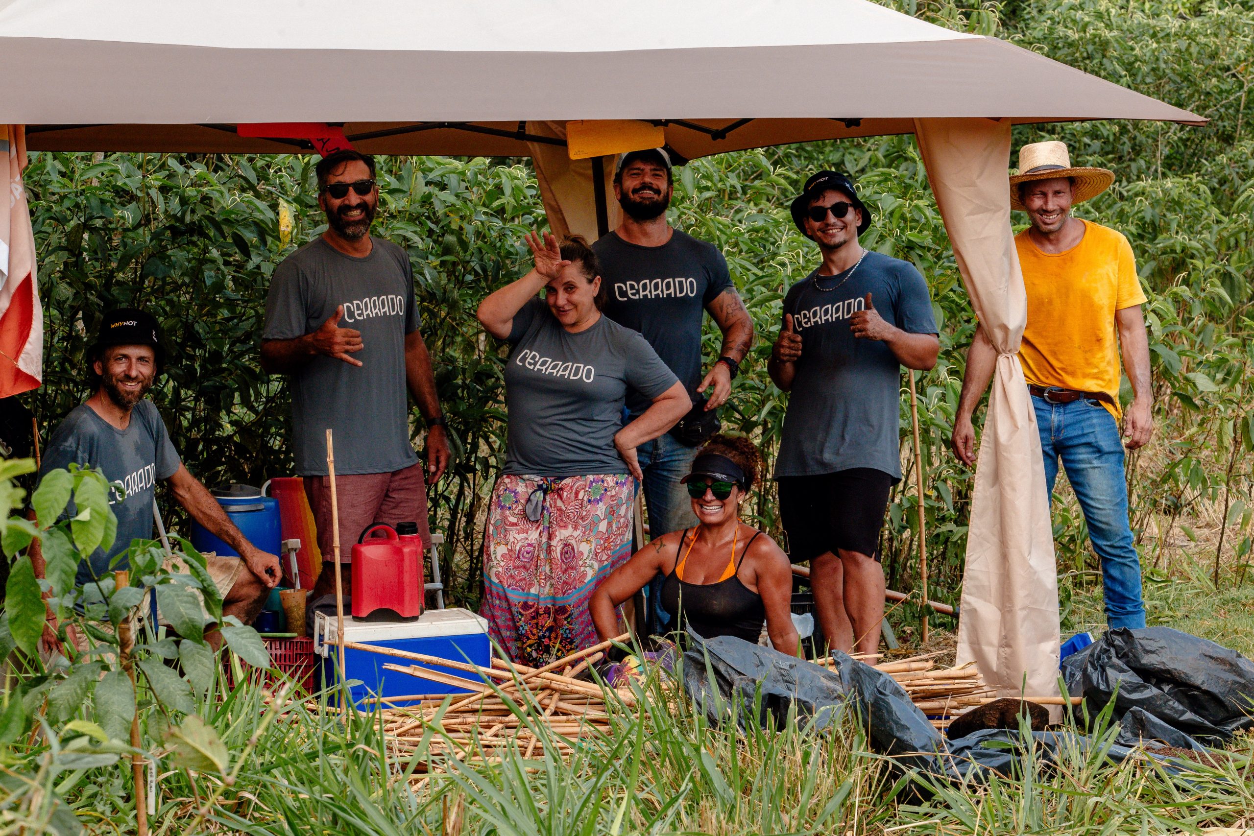 Voluntários da Organização "Mil pelo Planeta" trabalham para garantir o replantio e a preservação do Pantanal. Foto Fabrício Barreto