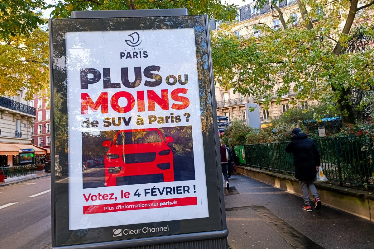 Cartaz no Centro de Paris convoca para o plebiscito que vai decidir se os SUVs devem ou não pagar mais pelas vagas de estacionamento. Foto Riccardo Milani/Hans Lucas via AFP