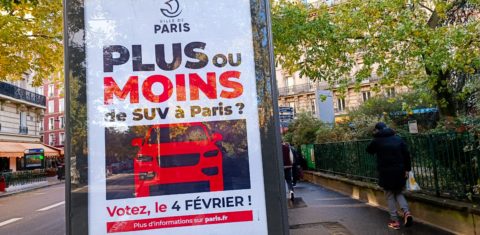 Cartaz no Centro de Paris convoca para o plebiscito que vai decidir se os SUVs devem ou não pagar mais pelas vagas de estacionamento. Foto Riccardo Milani/Hans Lucas via AFP